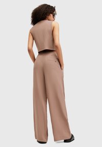 AllSaints DERI LYN TROUSER - Tygbyxor - doe brown