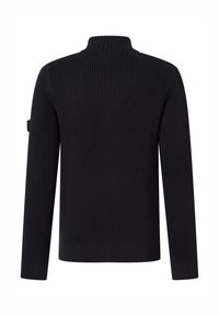 Czarny sweter dzianinowy z wysokim kołnierzem i długimi rękawami, z teksturowanym wzorem i prążkowanym dołem. Brak widocznych logo lub zdobień.