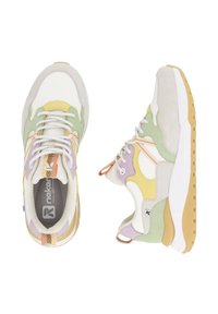 Baskets multicolores présentant un mélange de panneaux verts, jaunes et violets, avec des semelles en textile et en caoutchouc blanches, ainsi que des accents texturés.