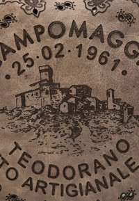 Fascetta in pelle con illustrazione in rilievo di un castello, testo "CAMPOMAGGI 25.02.1961 TEODORANO ARTIGIANALE ITALIANO," colore marrone scuro.