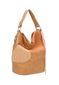 Borsa a spalla marrone con toppe di tessuto testurizzato, manico largo con anelli metallici e un cordino rosa che pende da un lato.