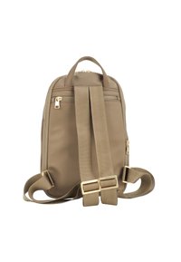 Hnědý nylonový batoh s dvojitými ramenními popruhy, zlatými detaily a horní rukojetí. Obsahuje zipovou kapsu na přední straně a má elegantní design.