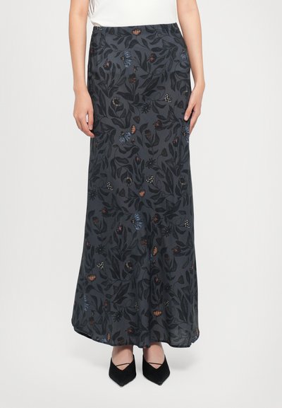 Jupe maxi en tissu gris foncé avec un motif floral aux accents bleus, rouges et beiges. Texture lisse avec un design fluide.