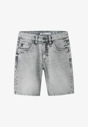 Világosszürke savas mosott farmer rövidnadrág elülső gombbal, övfülekkel és ötlovas zsebes kialakítással.