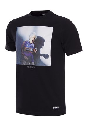 T-shirt nera in cotone con una grande stampa grafica di una persona in maglia sportiva, circondata da ombre, e un piccolo logo in basso.