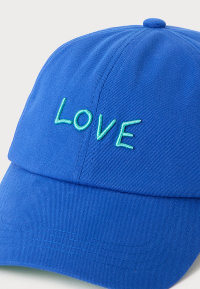 Μπλε καπέλο μπέιζμπολ με τη λέξη "LOVE" κεντημένη με πράσινη-μπλε κλωστή στην μπροστινή πλευρά.