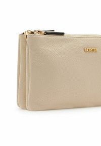 Borsa in pelle beige testurizzata con due scomparti con cerniera e accessori in tono oro. Presenta un logo del marchio stampato di lato.