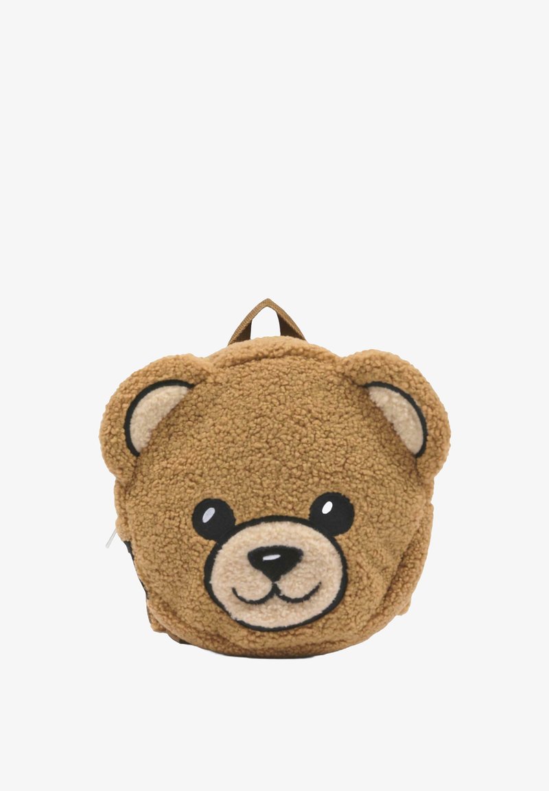 Lille fluffy brun rygsæk formet som et bears hoved med broderede ansigtstræk og ører på en hvid baggrund.