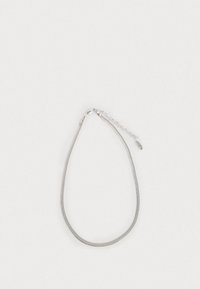 Grijze metalen ketting met een gladde textuur, voorzien van een verstelbare sluiting en een klein label nabij de sluiting. Eenvoudig, minimalistisch ontwerp.