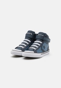 Hoge sneakers van synthetisch leer, met een donkerblauw en lichtblauw ontwerp, witte veters en een klittenbandsluiting met logo.