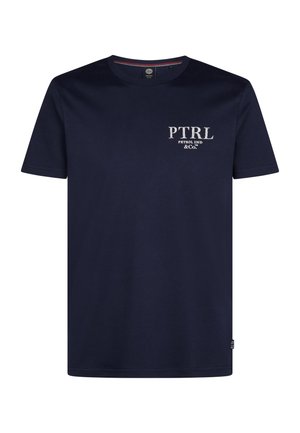 Tricou din bumbac bleumarin, cu mânecă scurtă, cu guler rotund și logo imprimat alb "PTRL PETROL IND & CO." pe zona stângă a pieptului.