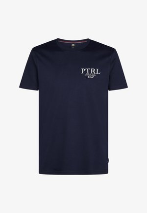 Mørkeblå bomulds t-shirt med korte ærmer og rund hals med hvidt trykt logo "PTRL PETROL IND & CO." på venstre brystområde.