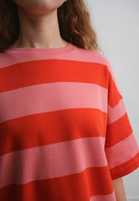 Next RELAXED FIT CREW NECK - Camiseta estampada - red pink
