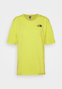 T-shirt di cotone giallo brillante con maniche corte, colletto girocollo e un piccolo logo nero stampato sul petto sinistro. Design semplice e texture liscia.