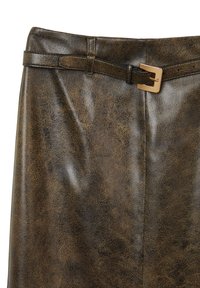 Jupe en simili cuir marron avec une taille ceinturée, texture distinctive et un design avant épuré avec des coutures verticales et une boucle en métal.