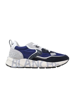 Scarpa da ginnastica blu e nera con suola bianca, lacci bianchi, dettagli in camoscio grigio e grande scritta "BLANCHE" sul lato della suola.