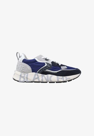 Zapatilla deportiva azul y negra con suela blanca, cordones blancos, detalles en ante gris y gran texto "BLANCHE" en el lateral de la suela.