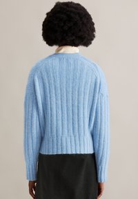 Himmelblauer, gerippter Strickpullover mit einem verkürzten Design. Verfügt über lange Ärmel und einen runden Ausschnitt, mit einer weichen Textur.