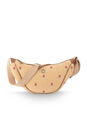 Beige sherpa crossbodytas met rode en groene kleine bloemenpatronen en verstelbare gestreepte riem.