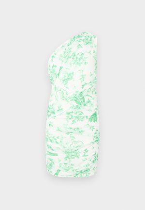 Bijela mini haljina s jednim ramenom i zelenim cvjetnim uzorkom, s dodacima naboranja, mekom teksturom i siluetom koja prati tijelo.