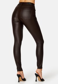 Bubbleroom HIGH WAIST SLIM COATED JEANS - Kalhoty - brown
