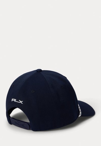 Sapcă de baseball bleumarin cu bor curbat, realizată din material textil, având un logo alb brodat "RLX" pe spate și un detaliu de curea reglabilă.