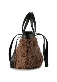 Braune, strukturierte Tasche mit flauschigem Äußeren und schwarzen Ledergriffen. Sie verfügt über eine einzigartige Silhouette und ein offenes Design.