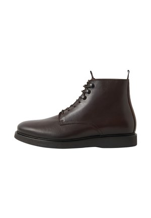 Braune Leder-Ankle-Boots mit einer glatten Textur, runder Zehenpartie, Schnürung vorne und minimalistischer Gestaltung mit einer soliden schwarzen Gummisohle.
