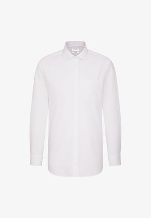 Witte blouse met lange mouwen, knopen aan de voorkant, een spitse kraag en een borstzak, weergegeven tegen een effen achtergrond.