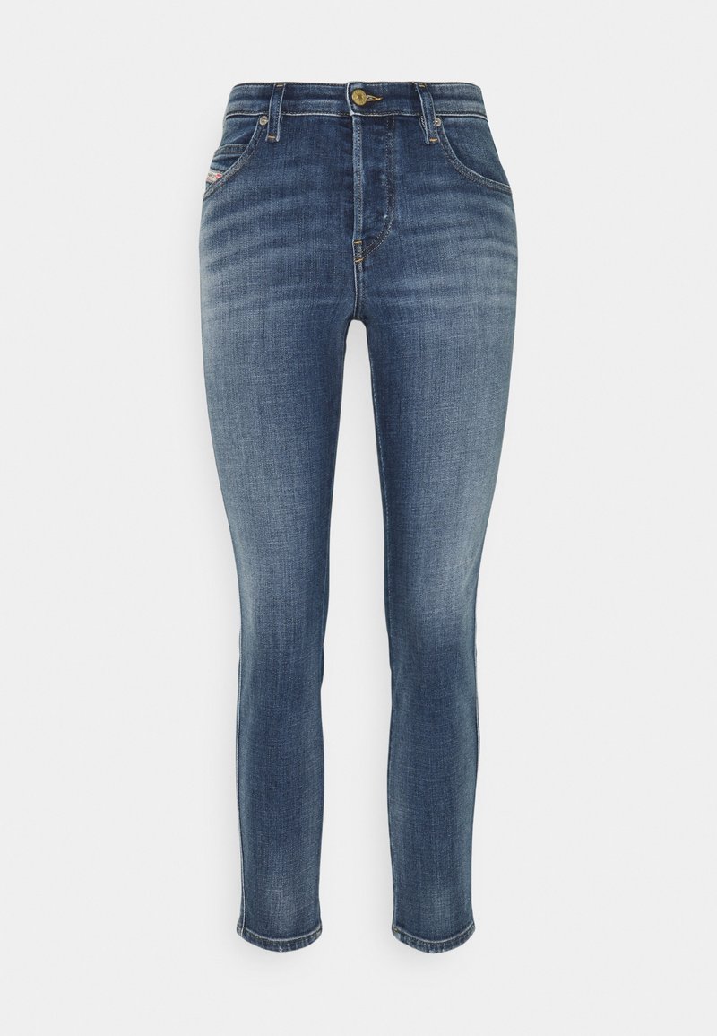 Jean en denim bleu foncé avec une coupe slim, doté d'un design classique à cinq poches et d'une fermeture à bouton à l'avant. Dégradé subtil et détails de texture.