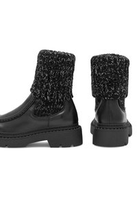 Čierne kožené členkové topánky s pleteným, štruktúrovaným čiernym a šedým lemom. Hrubá gumová podrážka, so šitým detailom pozdĺž okraja.