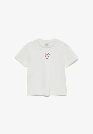 Wit T-shirt met korte mouwen en een ronde hals en een klein rood hartomtrekje in het midden van de borst.