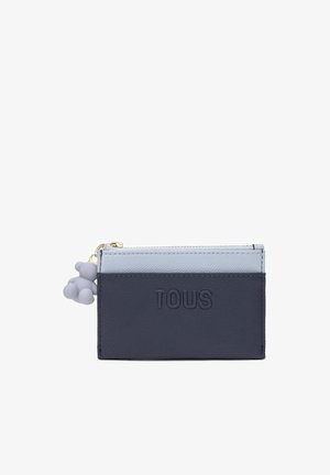 Porta carte in pelle blu a due tonalità con logo "TOUS" in rilievo e piccolo charm a forma di orsetto sul cursore della cerniera.