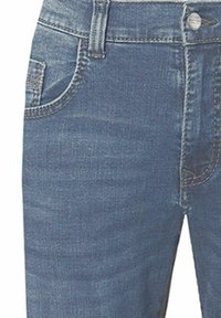 Dżinsy w średnim niebieskim kolorze z delikatnie wyblakłą fakturą, z przednią kieszenią i zapięciem na guzik. Klasyczny design pięciu kieszeni.