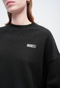 Puma OVERSIZED CREW - Mikina - black