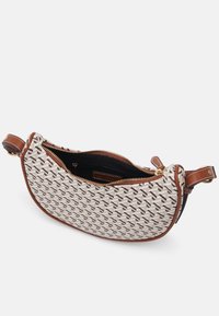 Plátěná taška přes rameno s hnědými koženými doplňky, zaobleným tvarem a zapínáním na zip. Má geometrický vzor v neutrálních tónech.