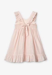 Roze jurk met gerimpelde schouderbanden, smock-borstvoeding en een strik aan de achterkant. Heeft een klokrok met een gegolfde zoom. Gemaakt van lichte stof.