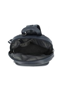 Sac en cuir bleu marine avec une surface texturée, fermeture éclair et une poignée sur le dessus. L'intérieur est doublé d'un tissu gris lisse.
