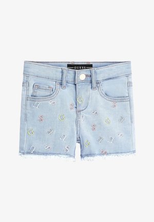 Pantalones cortos de mezclilla azul claro con dobladillo deshilachado, letras bordadas multicolores esparcidas, bolsillos frontales, pasadores para cinturón y cierre de botón metálico.