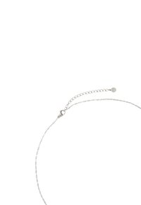 Srebrna bransoletka łańcuszkowa z małym zapięciem w kształcie serca. Posiada delikatny, połączony wzór łańcuszka oraz regulowany łańcuch przedłużający.