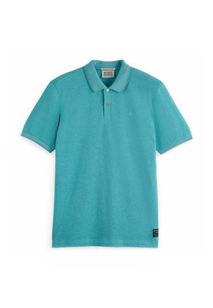Polo turquoise en tissu tricoté texturé. Il présente un col, trois boutons et un petit logo sur la poitrine.