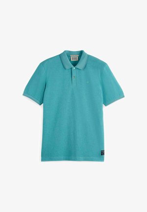 Polo turquoise en tissu tricoté texturé. Il présente un col, trois boutons et un petit logo sur la poitrine.