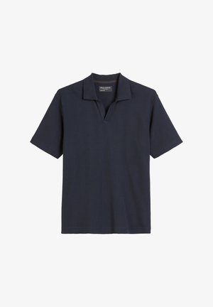 Marineblauwe geribbelde polo met korte mouwen, een platte kraag en een gedeeltelijke knopenrij. Zachte textuur en een ontspannen pasvorm.