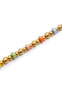 Pulsera de cuentas de oro que presenta cuentas esféricas brillantes intercaladas con pequeñas cuentas planas de colores en verde, rosa, naranja y azul.