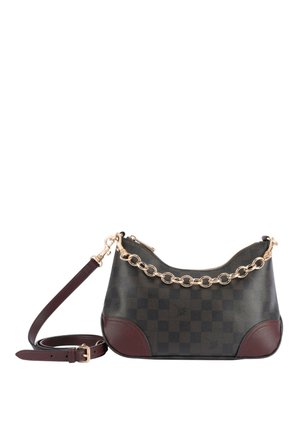 Borsa in pelle checkered verde scuro e marrone con texture, dettagli in catena dorata, bordi in pelle marrone e tracolla regolabile. Chiusura superiore con zip.