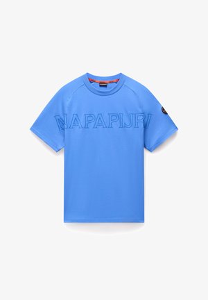 Camiseta de algodón azul con cuello redondo, mangas cortas y logo en relieve "NAPAPIJRI" en la parte frontal. Textura suave con un corte relajado.