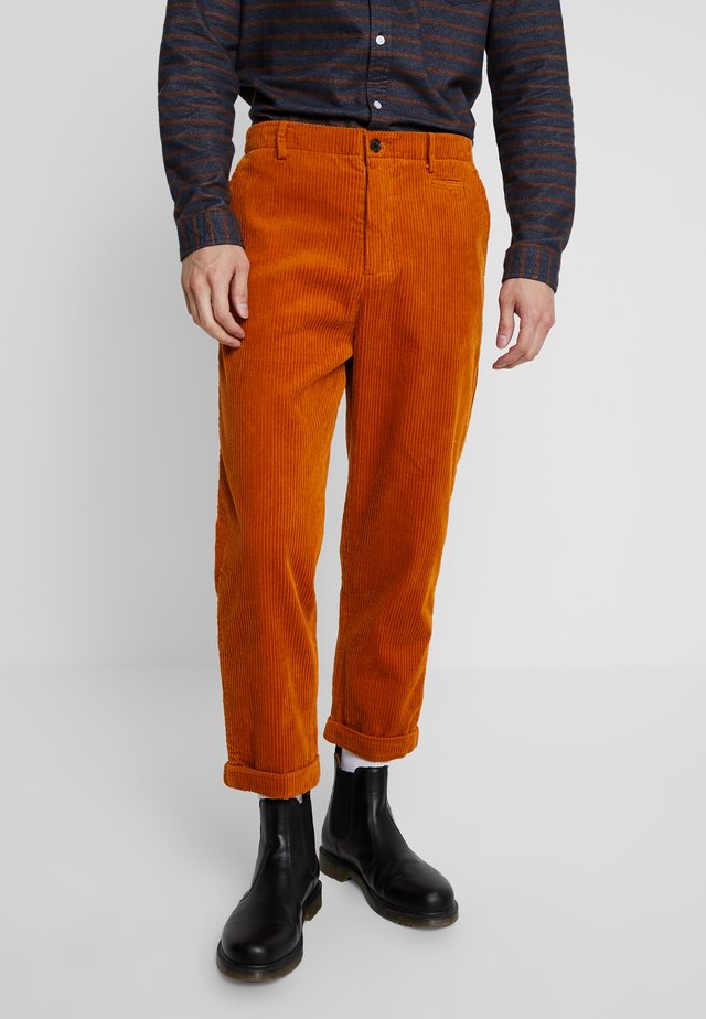 TOBY CORDUROY - Pantaloni - burned yellow