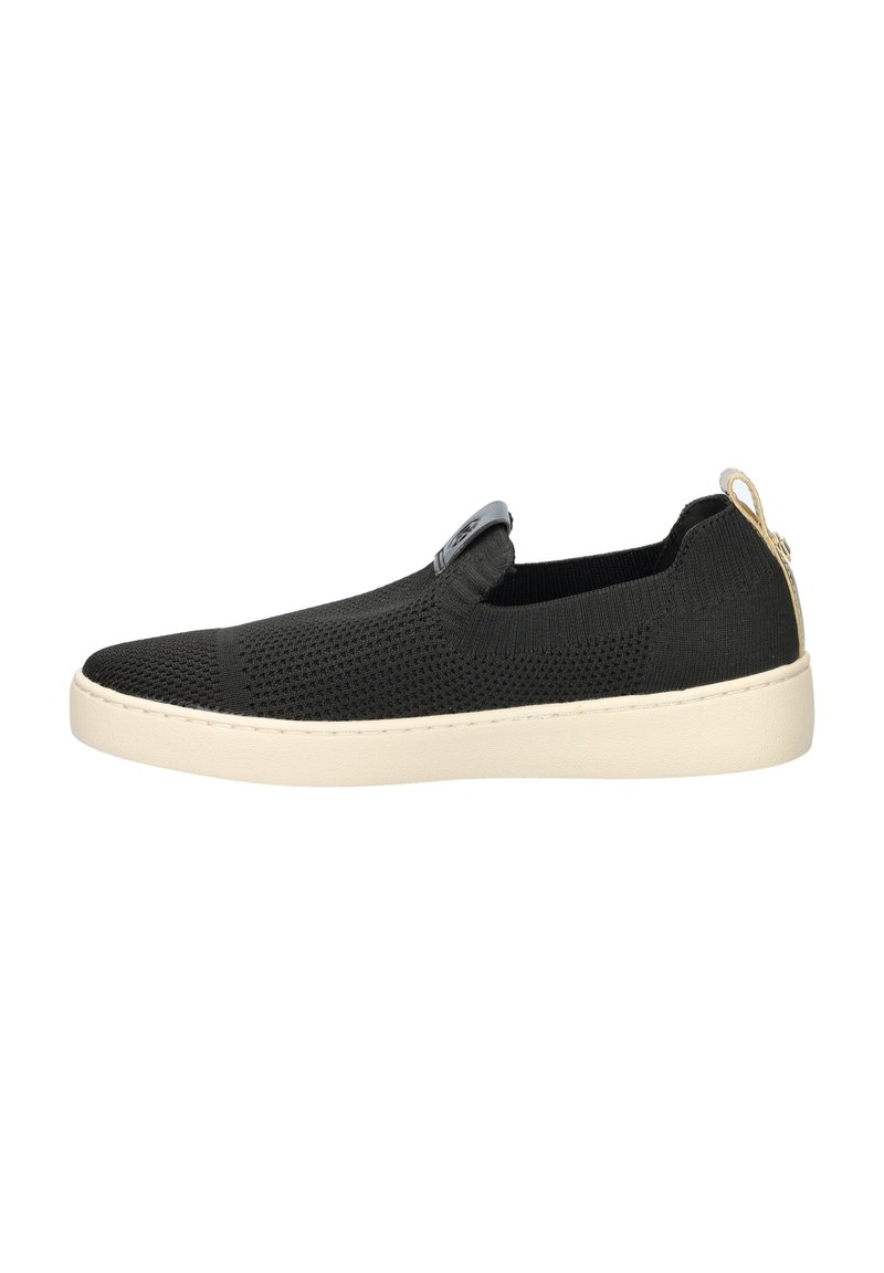 Scarpa slip-on in rete nera con tomaia traspirante, suola in gomma color crema e un piccolo anello sul tallone per una facile calzata.