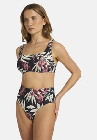 Bikini-set met een bloemmotief in bordeauxrood en crème op een zwarte achtergrond, met een vierkante halslijn en een hoge taille onderkant.