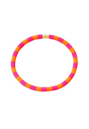 Bracelet extensible avec des perles plates et circulaires alternées rose vif et orange, et un petit fermoir doré avec un symbole de papillon.